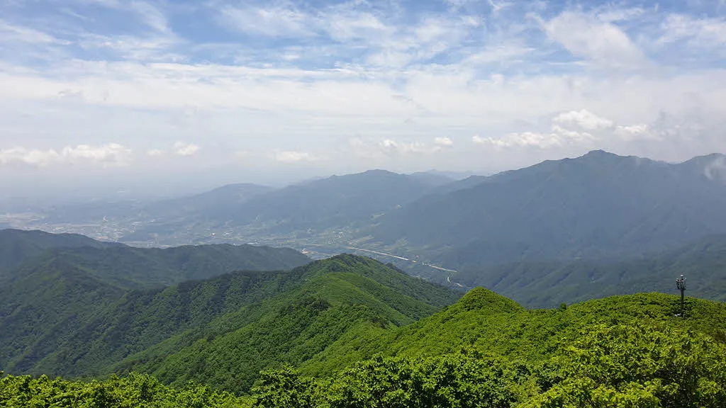 연화봉에서 바라본 남남서쪽. 산의 사이로 중앙고속도로가 보인다.