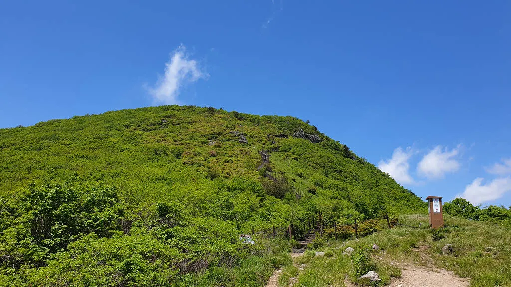 연화봉 방면에서 도착한 제1연화봉 아래.