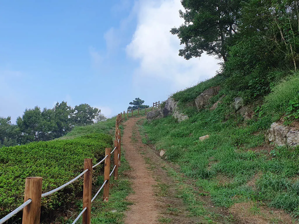성벽을 따라 왼쪽(서쪽)으로!