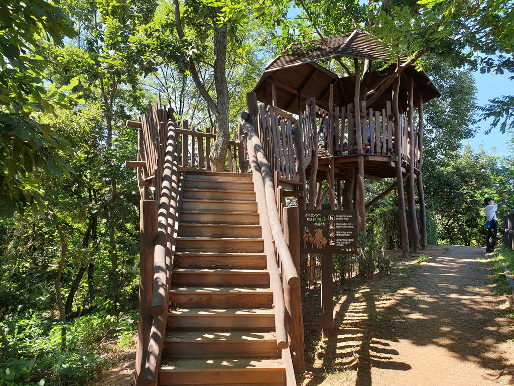 올림픽대로와 한강 조망이 가능한 쉼터