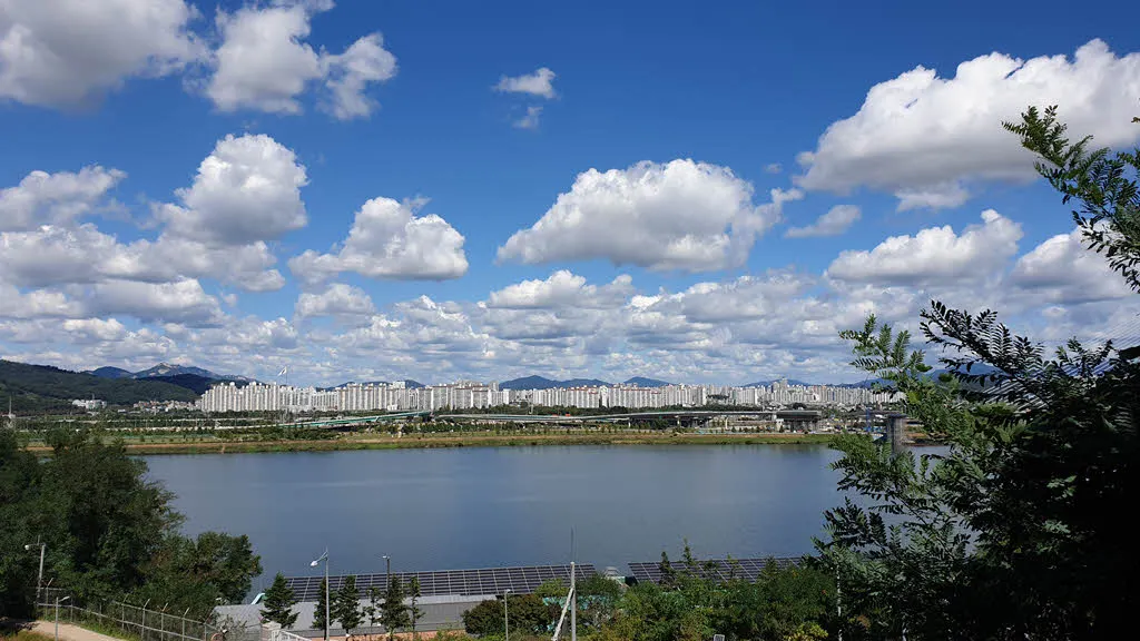 올림픽대로 옆 쉼터쪽에서 조망한 한강풍경