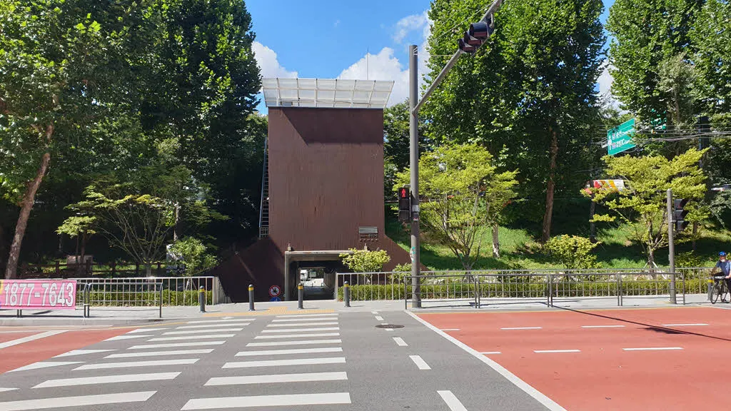올림픽대로 밑을 통과해 한강 광나루지구로 들어가는 암거