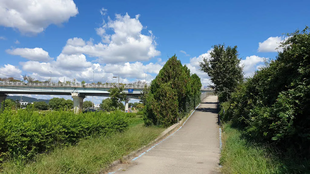 광진교로 올라가는 길