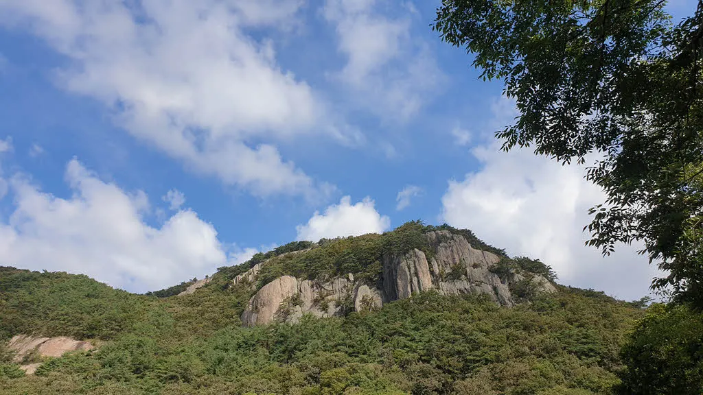 높지 않은 기암괴석이 즐비한 변산반도의 내변산 지역
