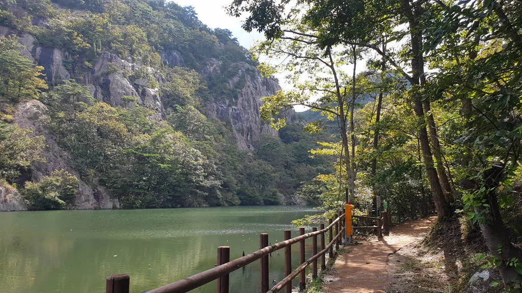 직소폭포를 지나온 물이 고여 이룬 호수