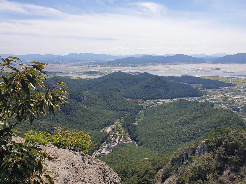 관음봉에서 세봉으로 가는 길에 보이는 내소사