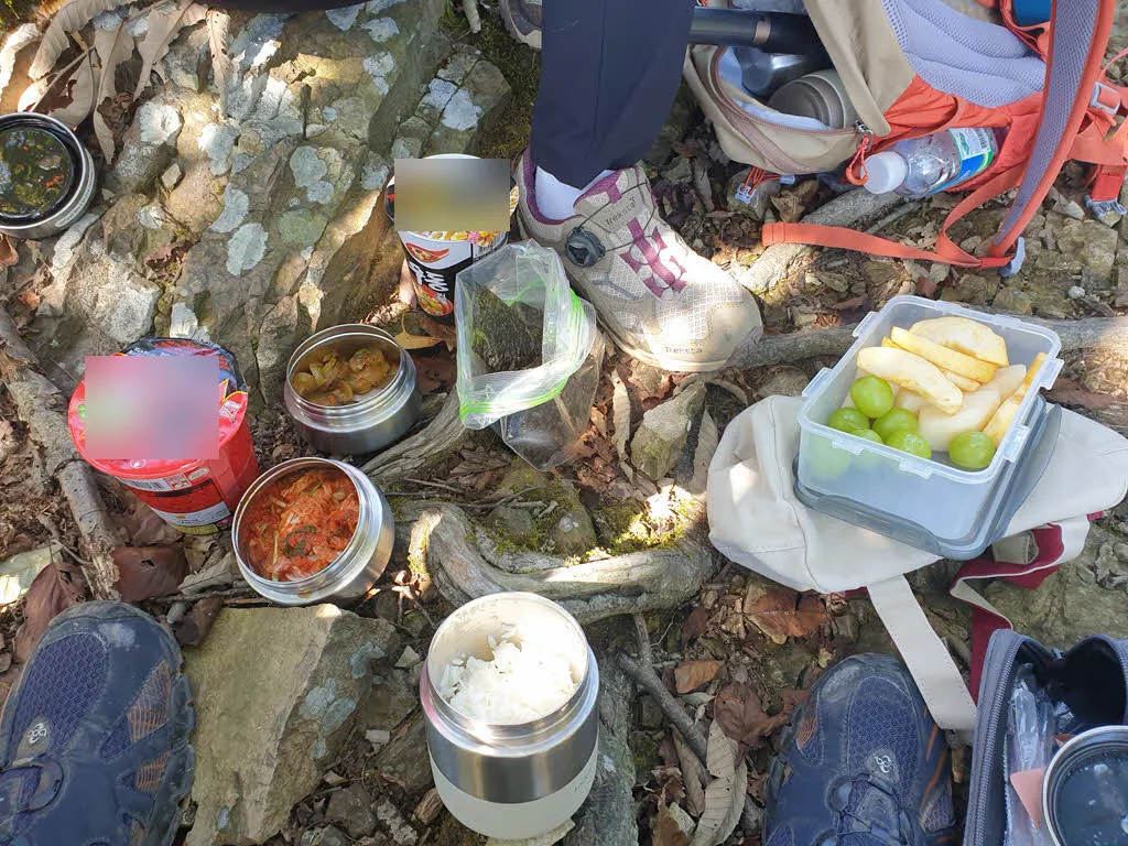 세봉에서의 한끼 식사 (컵라면 두개, 공기밥, 과일 그리고 몇개의 반찬)