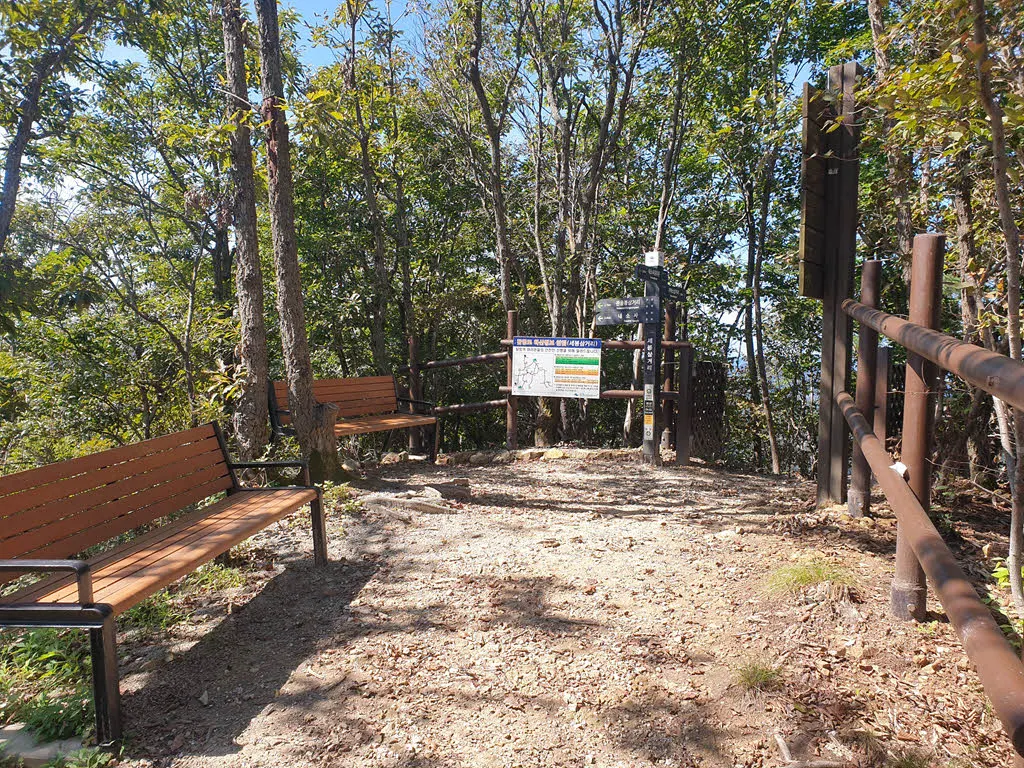 세봉삼거리 정상의 쉼터