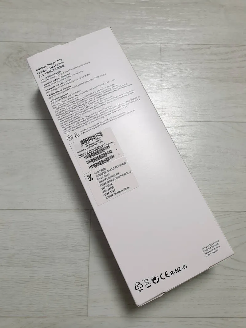 두개의 스마트폰과 워치를 동시에 충전할 수 있는 삼성 무선 충전 트리오 (EP-P6300)