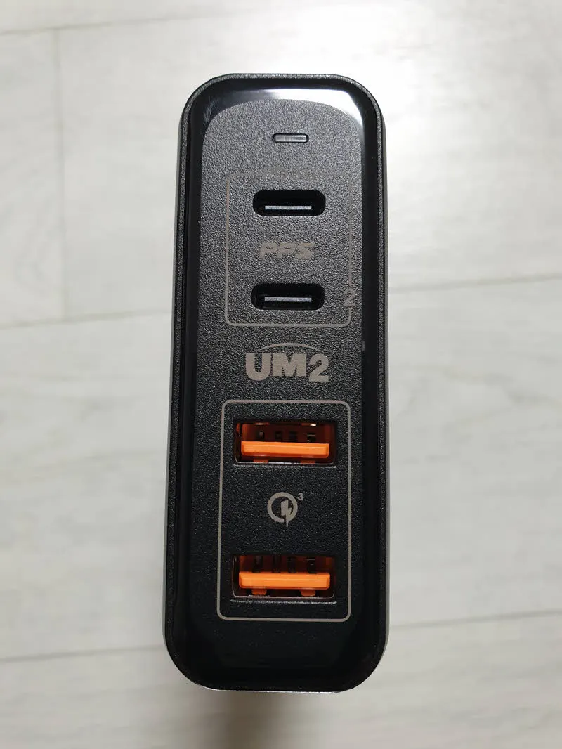 UM2 USB-PD 충전기의 출력 포트는 모두 4개다.