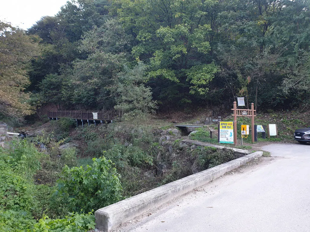 수월사 입구에 있는 감악산 하늘길 트킹 코스 입구