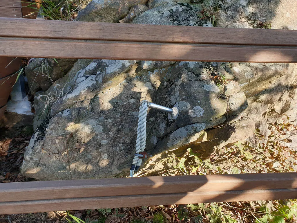 데크길을 설치하면서 사라진 로프가 험한 길임을 알려준다.