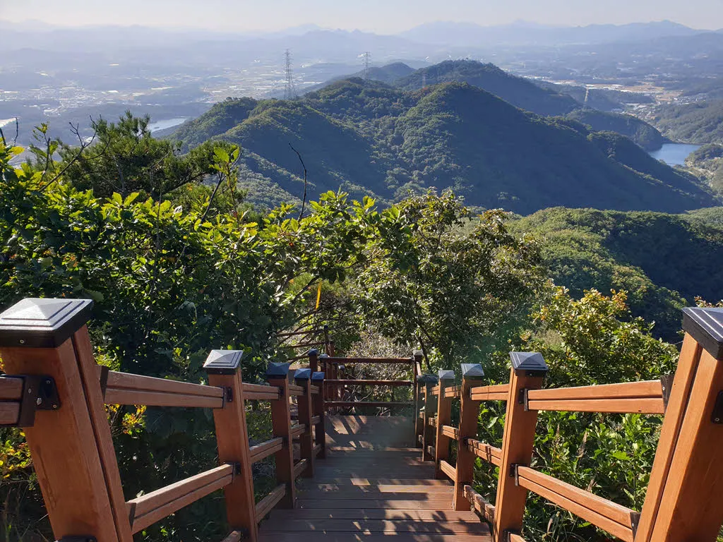 오른쪽의 신암저수지와 왼쪽의 원당저수지가 보인다.