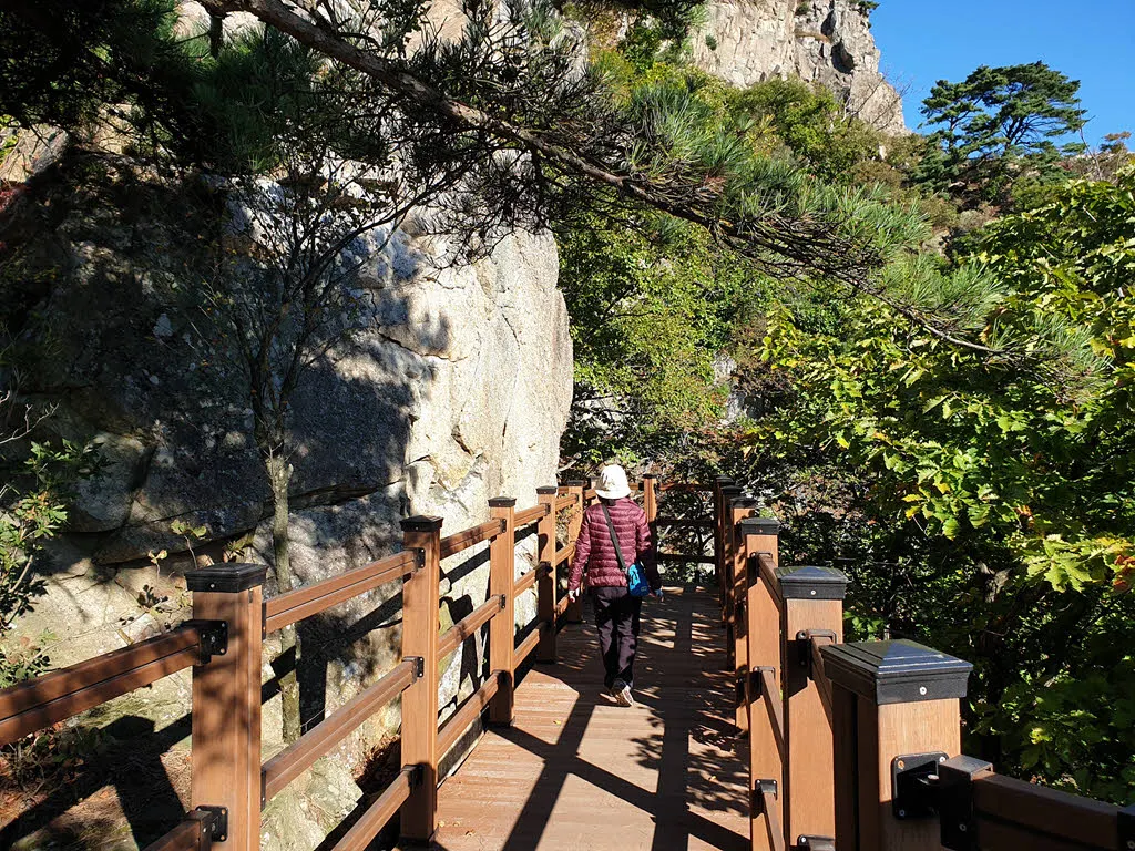절벽 옆 데크길
