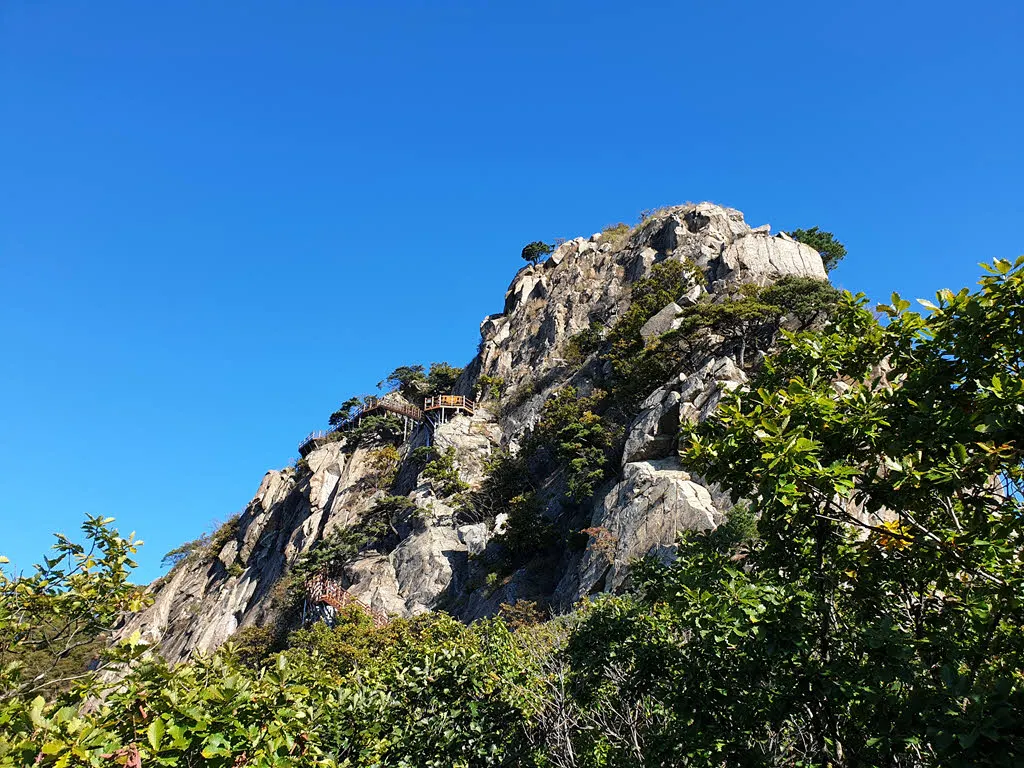 임꺽정봉 바로 아래다