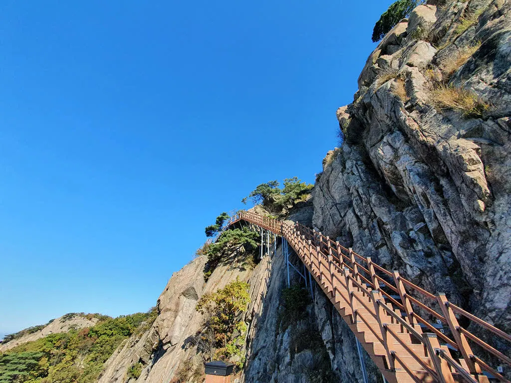 감악한 하늘길(암벽데크길)