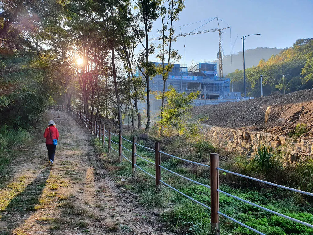 공사가 한창인 화개산 (2021년 12월 말까지 예정)
