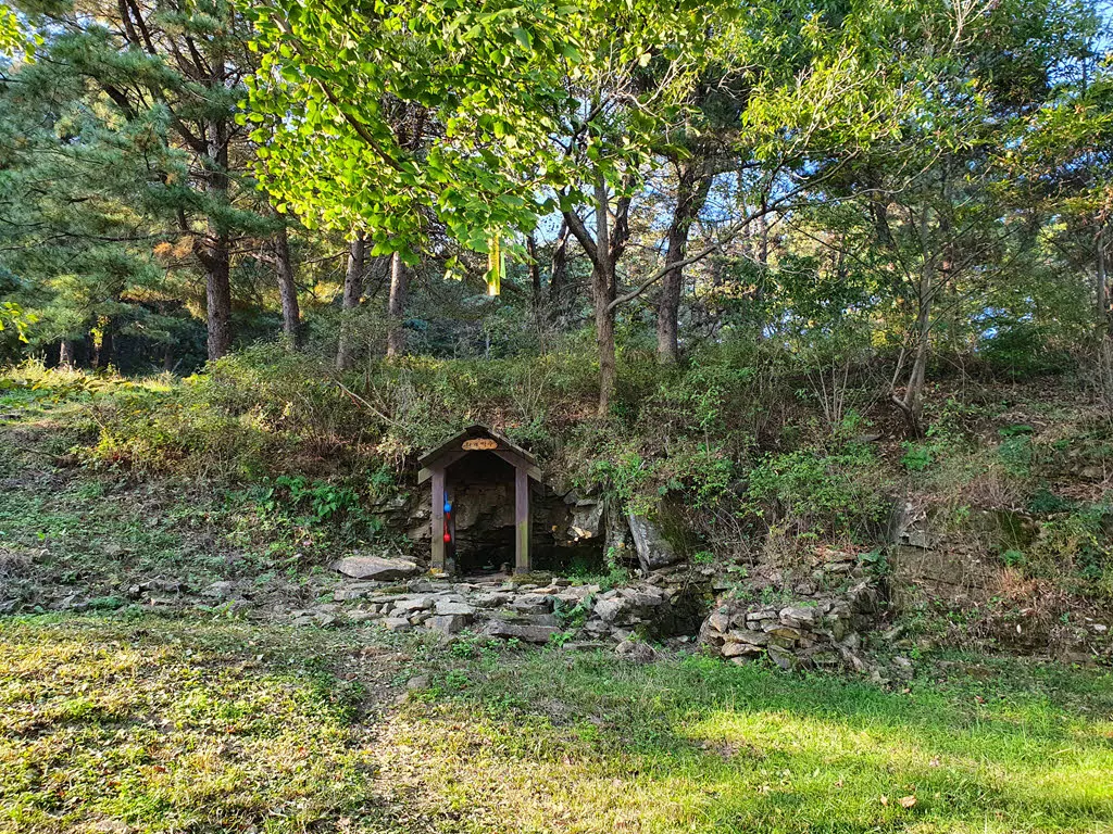 화개산 중턱의 약수터
