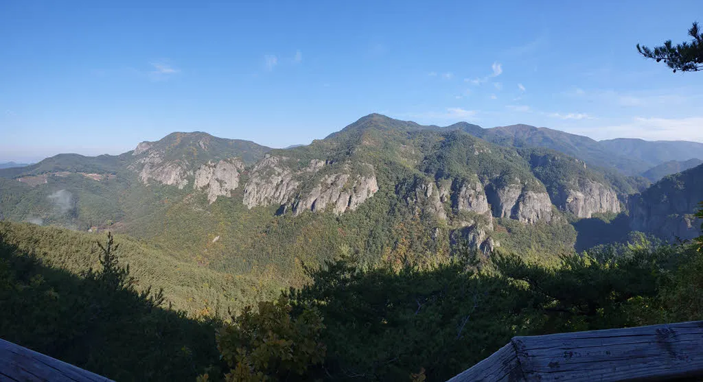 장군봉과 기암이 있는 주봉의 건너편