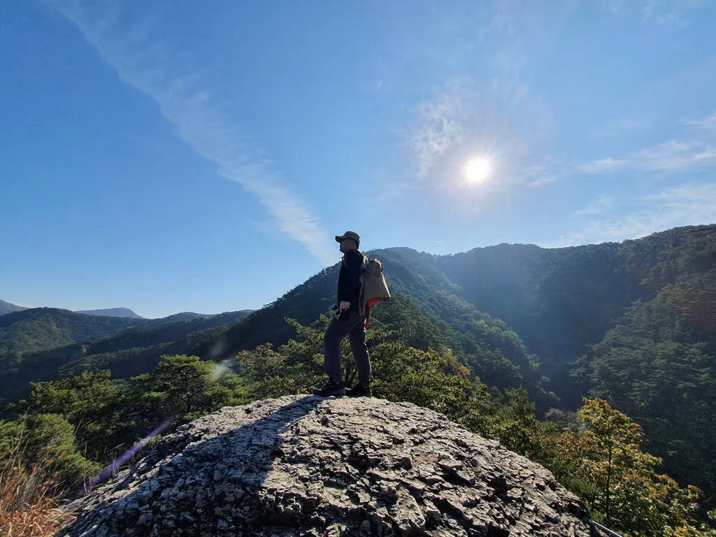 어디를 보고 있는 걸까