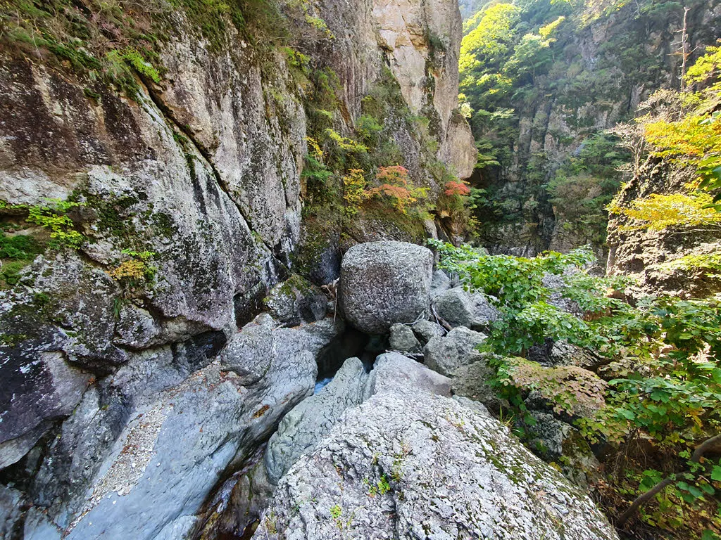 신기하게 생긴 정육면체 바위