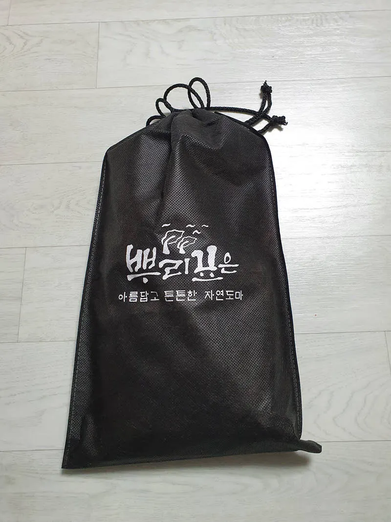 뿌리깊은 나무에서 구매한 도마. 백에 넣어준다