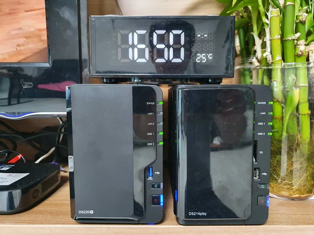 나한히 서 있는 DS220+와 DS214play