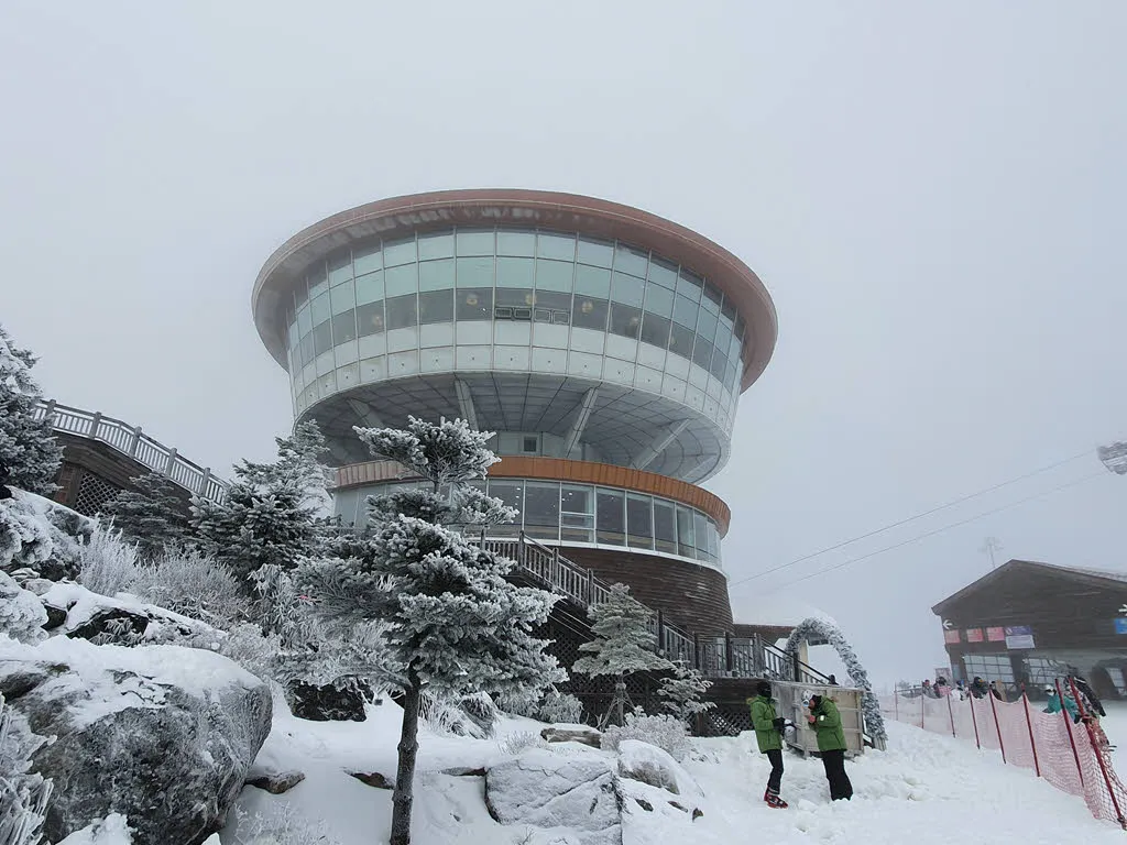 하이원 리조트의 하이원탑에 있는 회전 전망카페