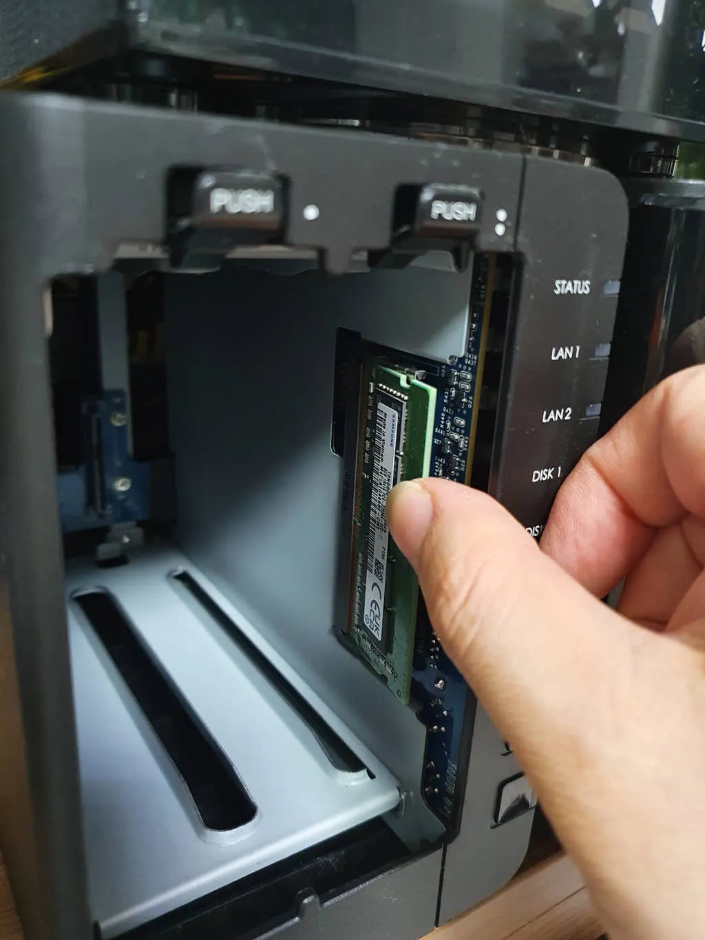 시놀로지 NAS (DS220+)에 램 장착하는 모습