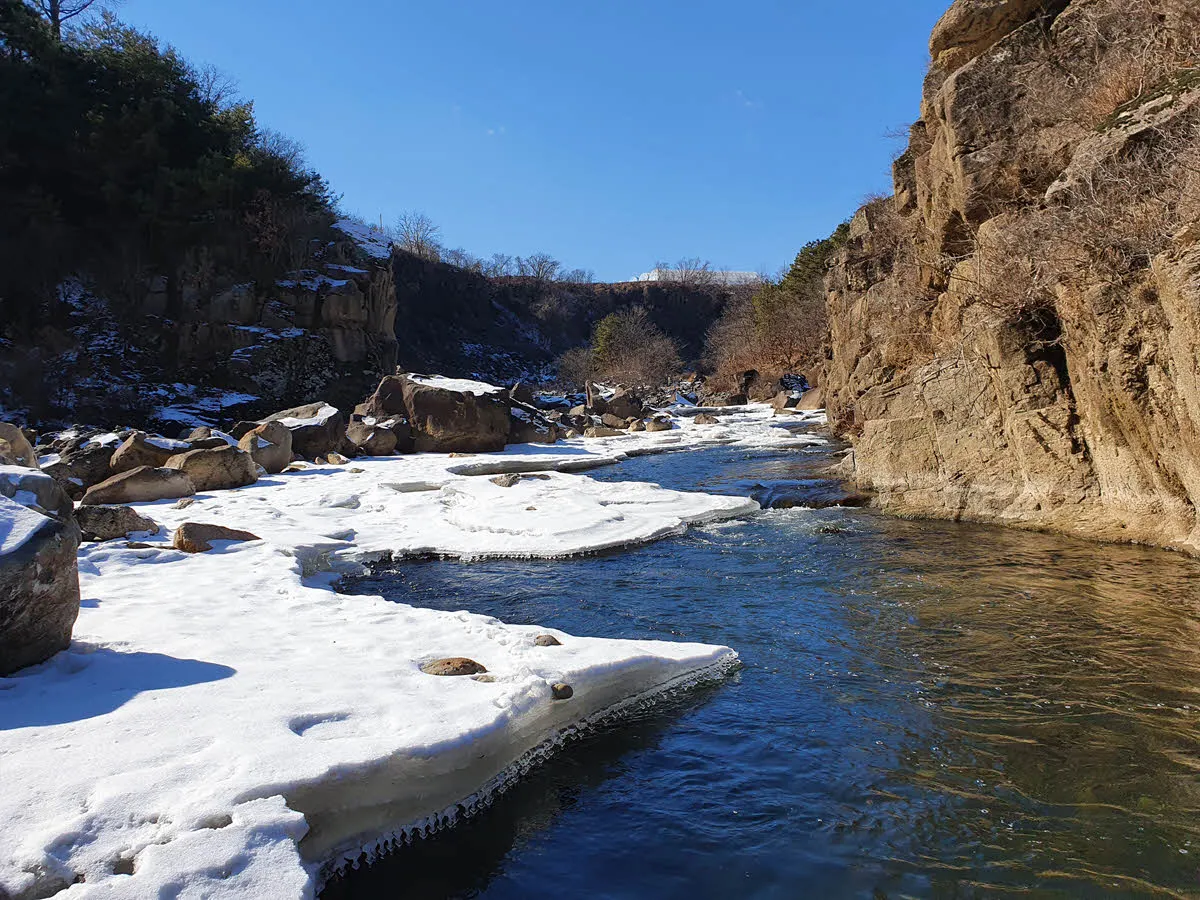 얼음이 녹고 있는 한탄강 계곡