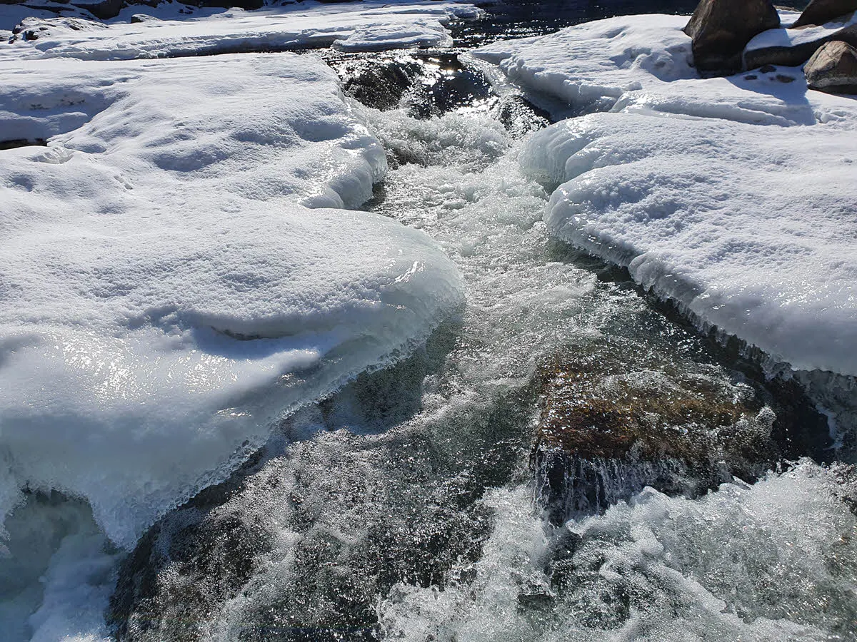 얼음이 녹고 있는 순담계곡