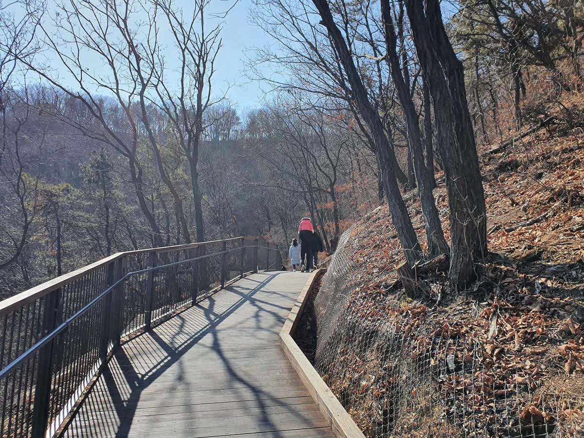 만수산 산책에 나선 가족