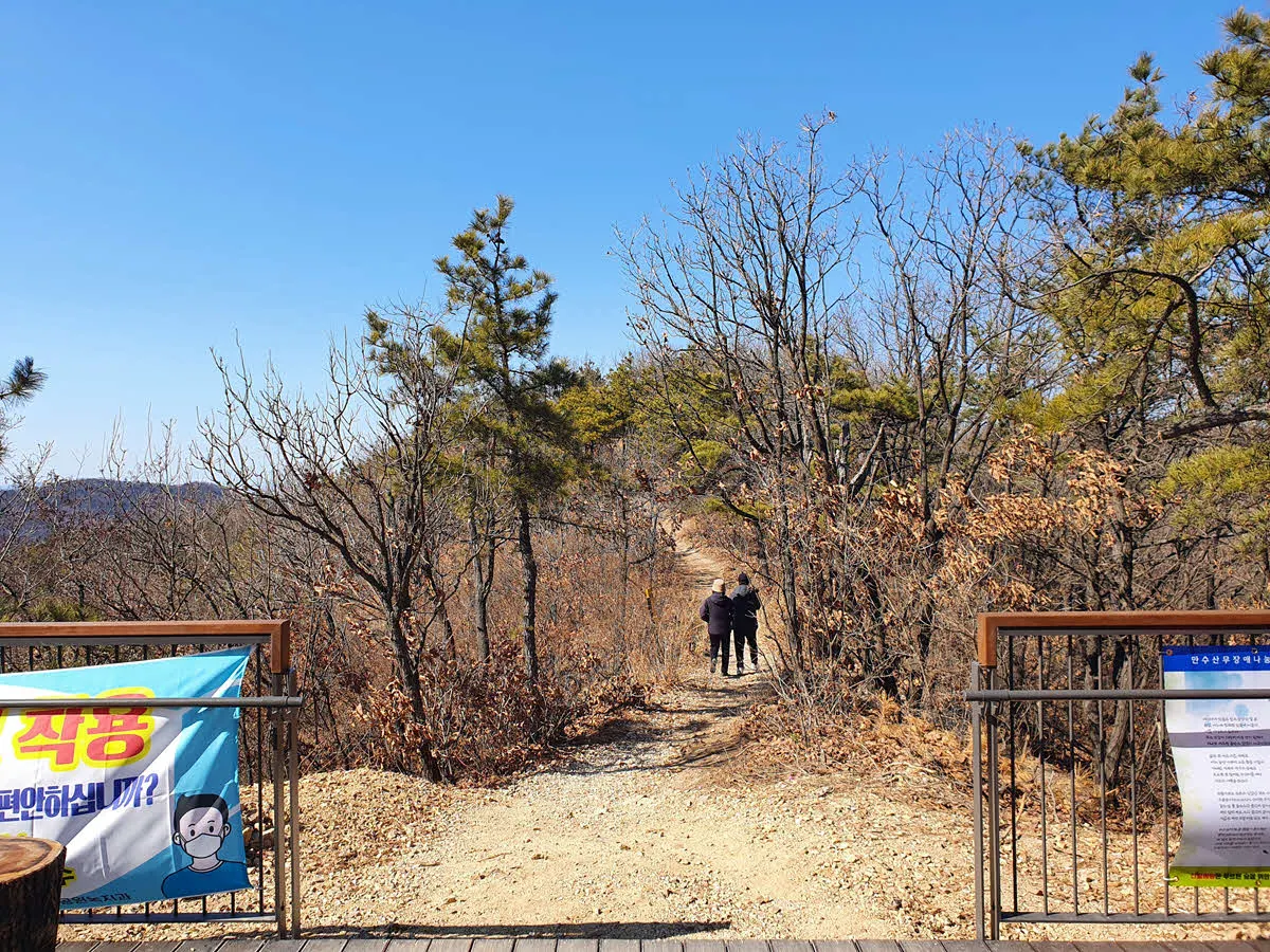 인천시립승화원(인천 가족공원, 공동묘지)과 만월산 약사사 방면으로 이어지는 등산로)