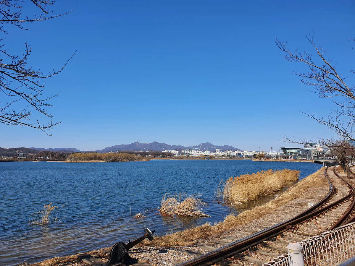 왕송호수와 수리산 풍경