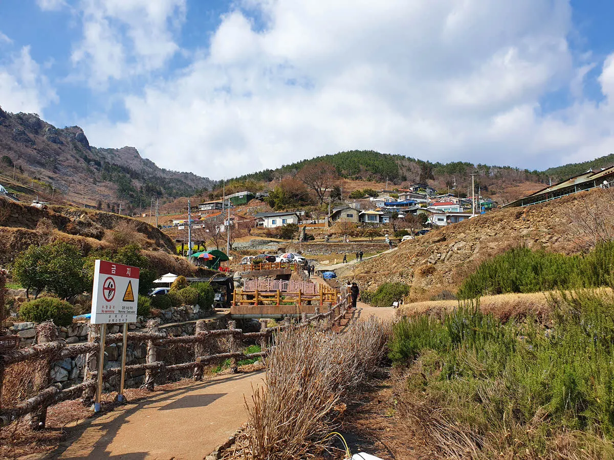 바닷가 산책로에서 마을을 올려다 본다.