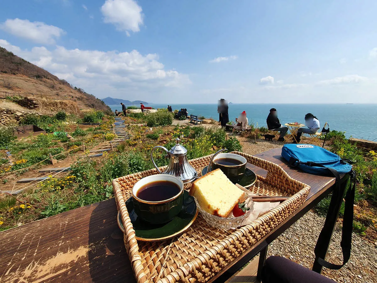 카페톨의 드립커피와 쌀카스테라
