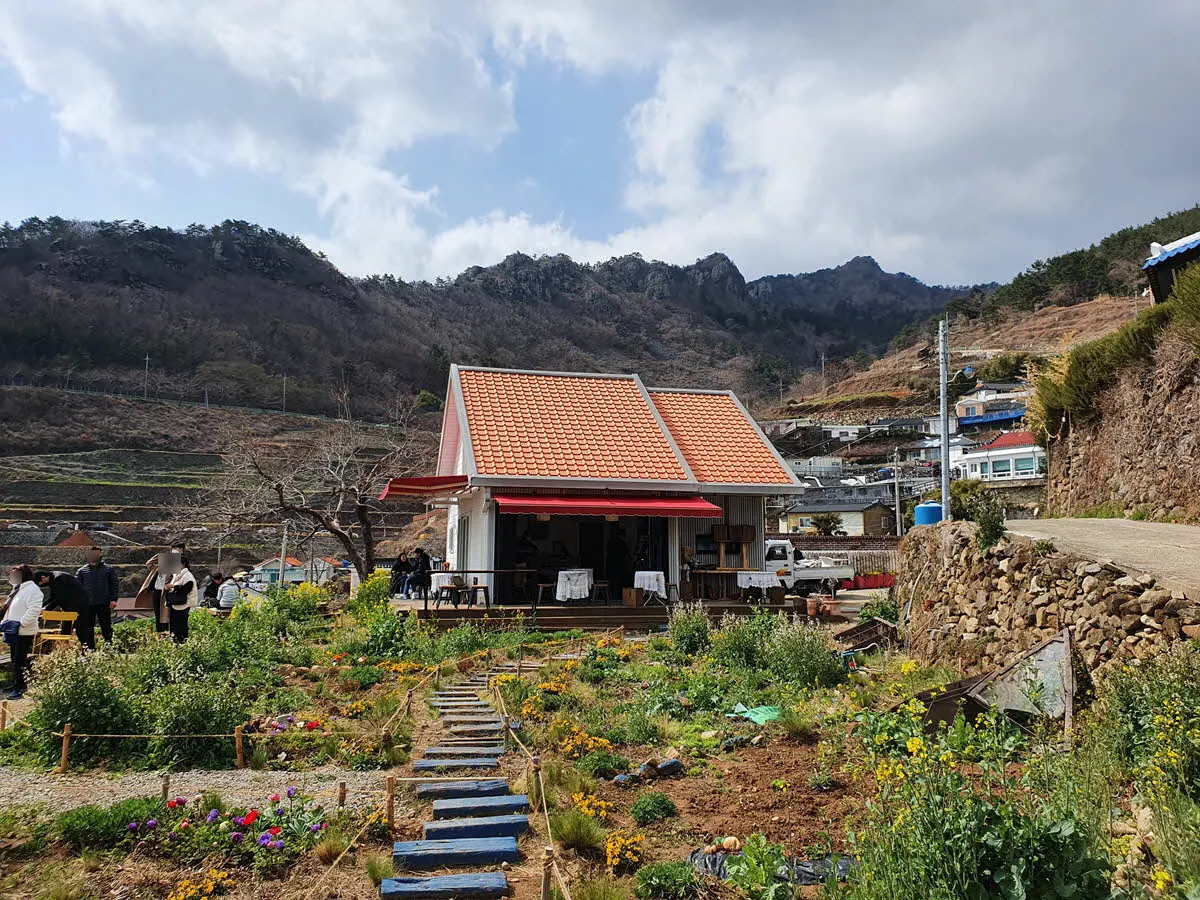 다랭이마을의 카페 톨 전경