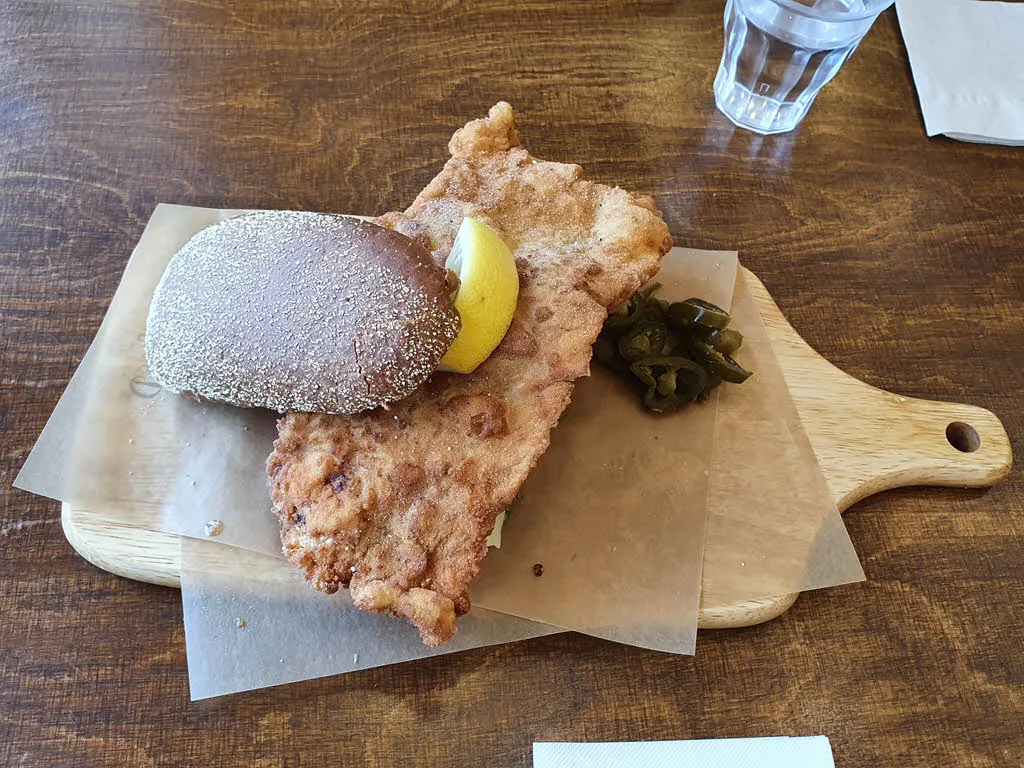 슈니첼을 샌드위치 처럼 먹는 요리