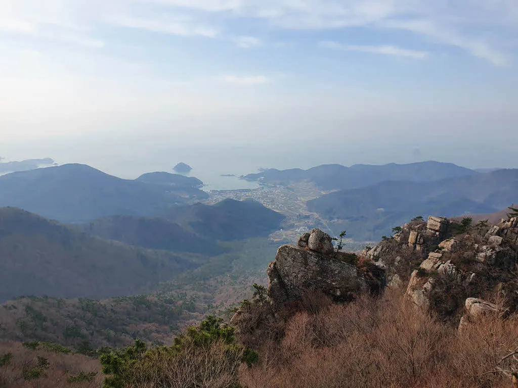 금산 정상가는길에서 바라본 남해바다