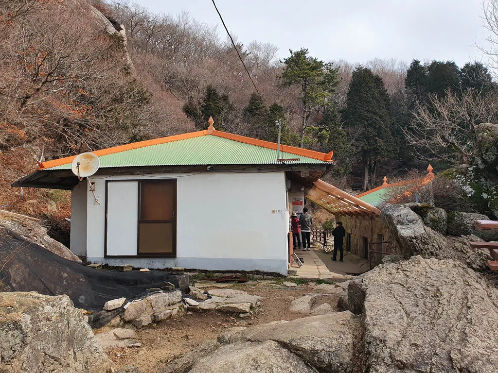 이른 아침 줄서서 주문한다