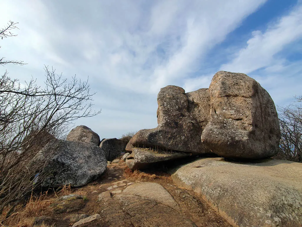 금산 정상의 화강암 바위들