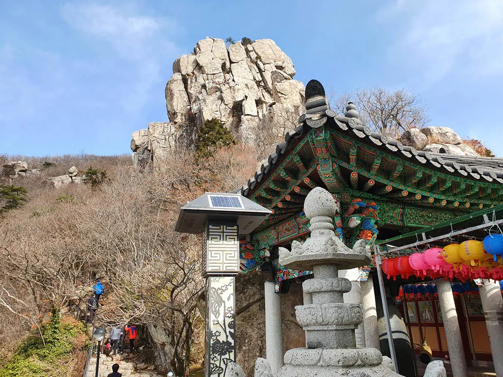 기암절벽 아래에 창건된 보리암 (구, 송광사)