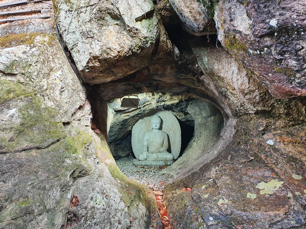 암벽 동굴에 모셔진 부처님
