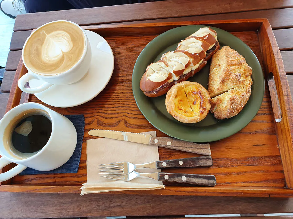 카페 샘성의 빵과 커피 (앙버터, 스콘, 에그타르트)