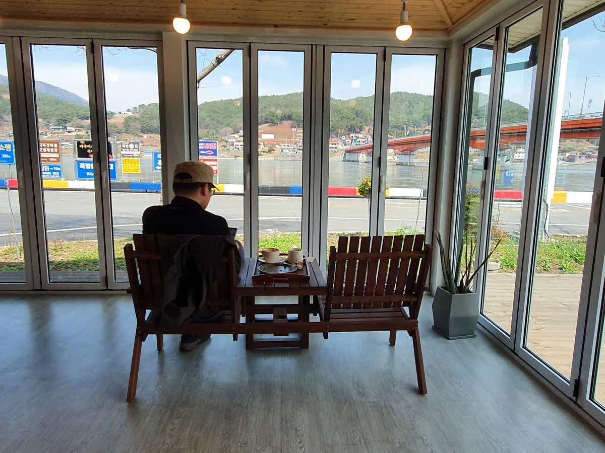 남해 베이커리 카페 샘성에서 바라본 창선교