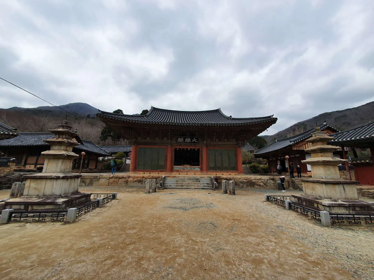 선암사 대웅전과 그 앞의 석탑