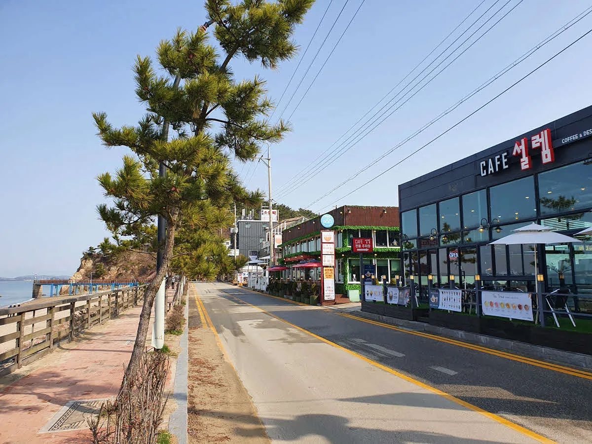 제부도 해변 카페와 해변 데크길