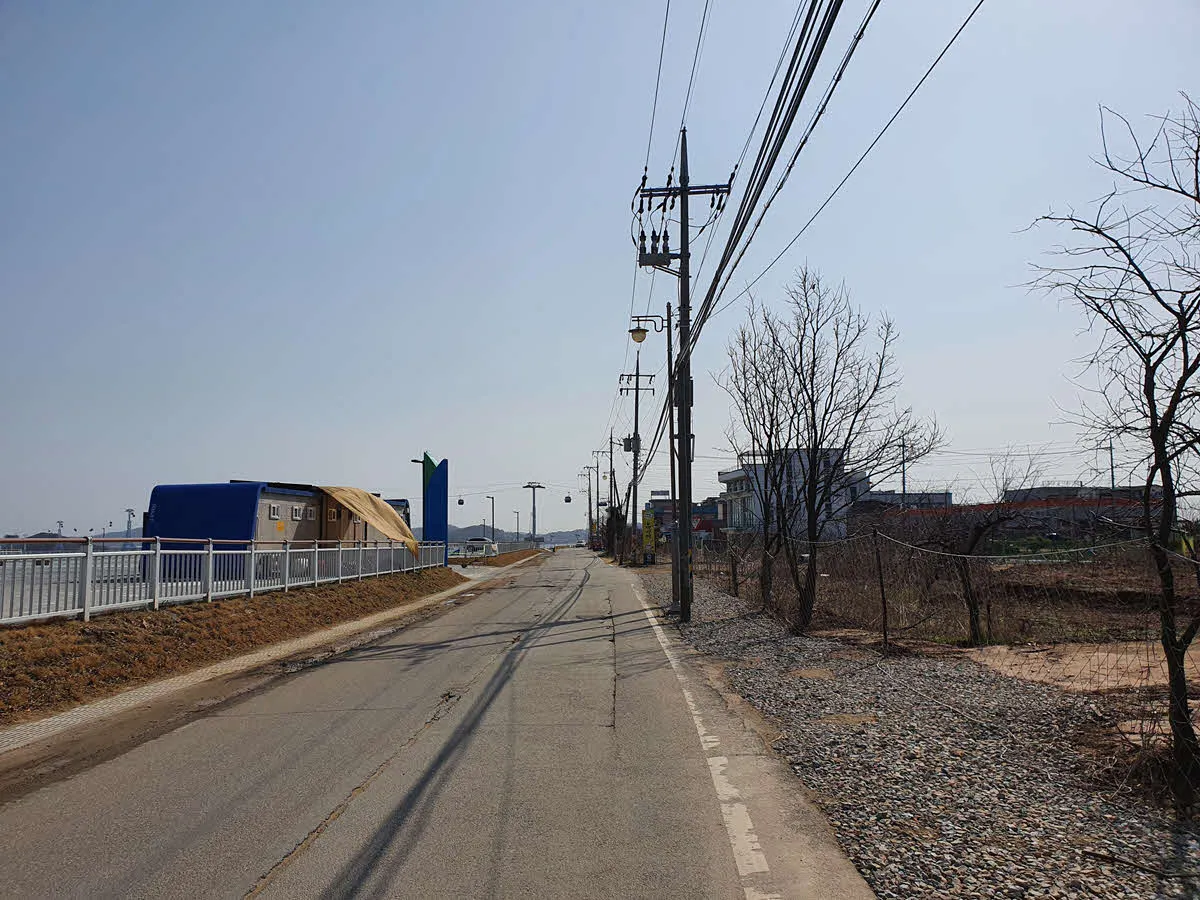 제부도 선착장과 서해랑 탑승장을 이어주는 제부도 북쪽 도로