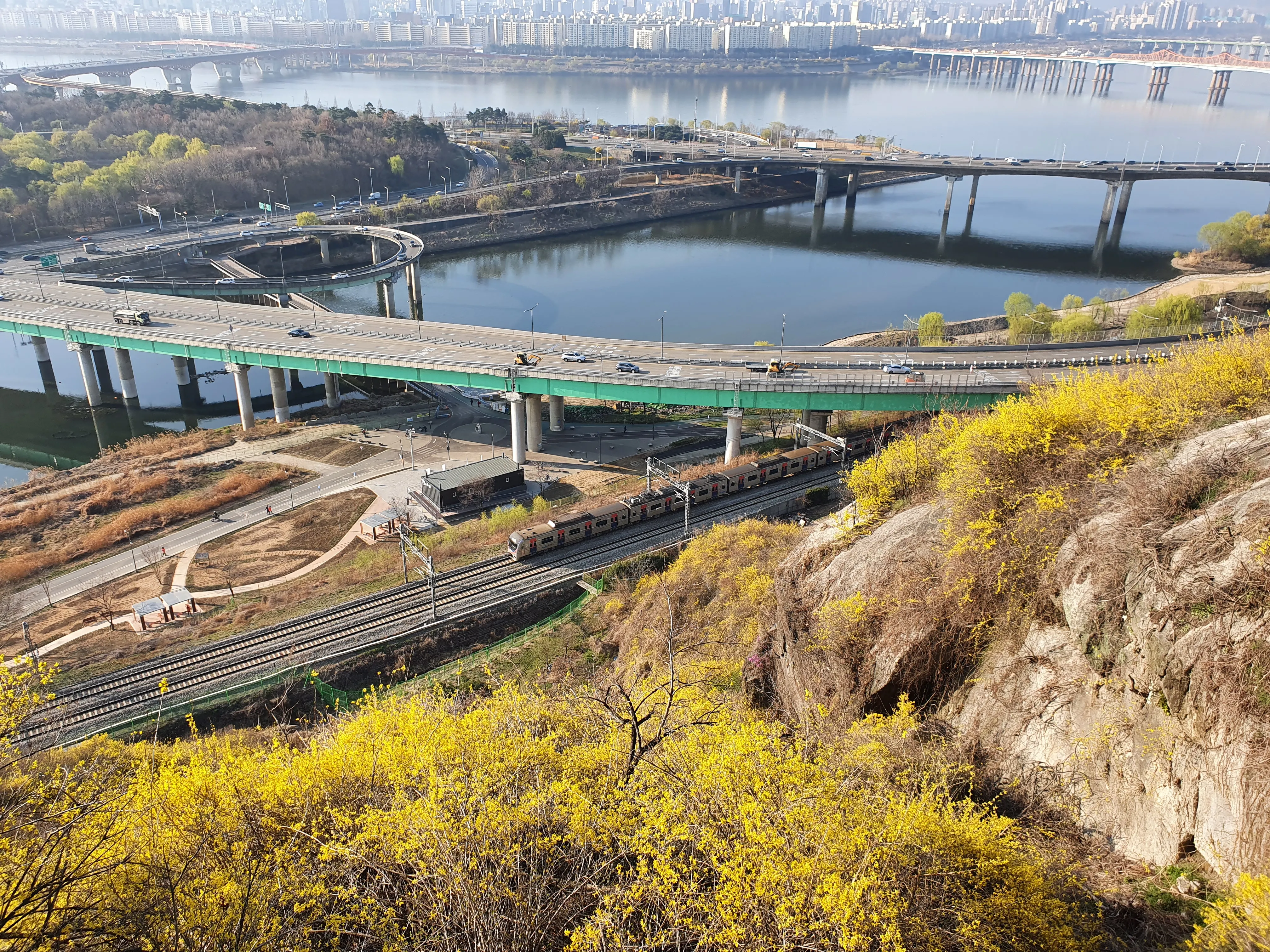 응봉산 옆을 지나는 경의중앙선 열차
