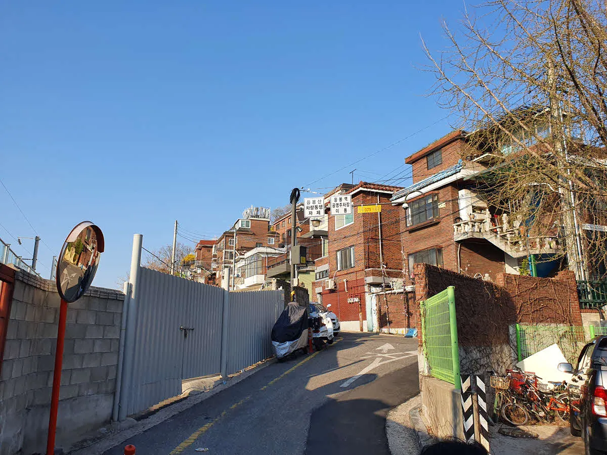 응봉역에서 응봉산으로 가는 주택가